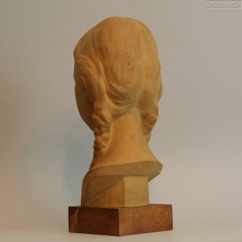 Terracota con base en madera. Firmada U.D.AUQUIER.